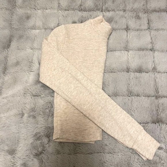 Selling clothes from Aritzia. Message for details, I am open to negotiations! - Picture 7 of 10